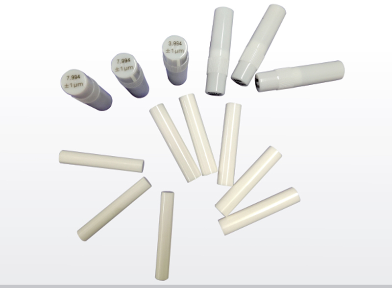 What are the characteristics of ceramic needle gauges?